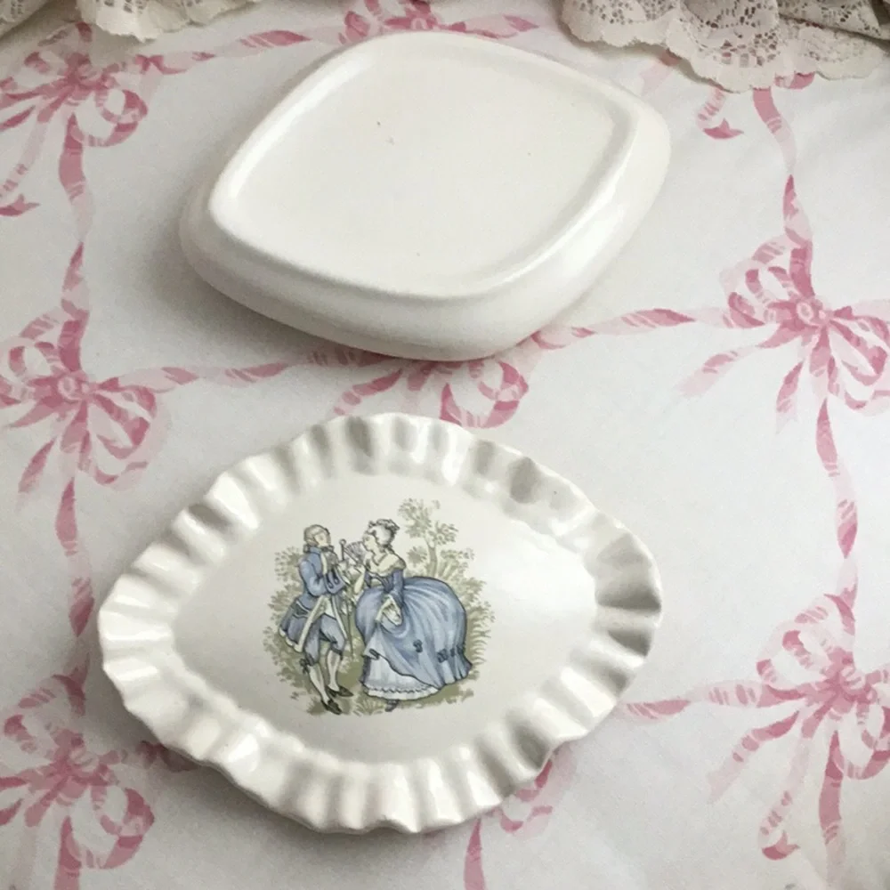 ✨Vintage Victorian Couple Ruffle Ceramic Container Jewelry Box Storage - Picture 4 of 7